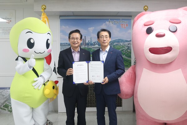 영등포구 최호권 구청장(왼쪽), 롯데홈쇼핑 김재겸 대표가 2025년 7월 18일 영등포구청에서 진행된 업무협약식에서 기념사진을 찍고 있다. / 사진=롯데홈쇼핑
