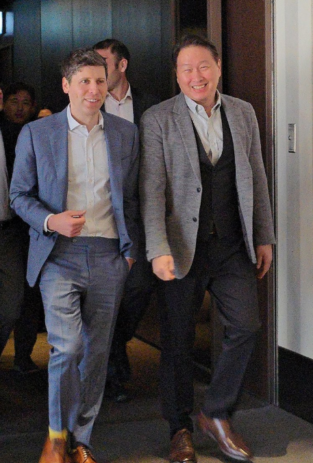 2025년 2월 4일 오전 최태원 SK그룹 회장과 샘 올트먼 오픈AI 최고경영자(CEO)가 서울 중구 더플라자 호텔 서울에서 회동을 마친 뒤 함께 이동하고 있다. / 사진=연합뉴스