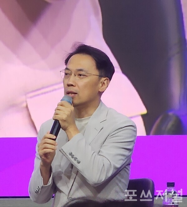 이화영 LG AI연구원 AI사업 부문장이 2025년7월22일 서울 마곡 LG사이언스파크에서 진행된 AI토크콘서트에서 취재진과 일문일답을 진행하고 있다./사진=문기수 기자