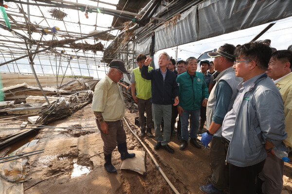 2025년7월 20일 경남 산청 호우피해지역을 방문한 (왼쪽부터 3번째) 강호동 농협중앙회 회장이 현장을 둘러보고 있다./사진=농협중앙회