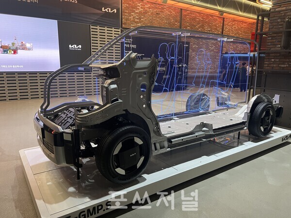 2025년 7월 22일 경기도 광명시 아이벡스 스튜디오에서 개최된 '더 기아 PV5 테크 데이'에 PBV 전용 전동화 플랫폼 ‘E-GMP.S’가 전시돼 있다./사진=김지훈 기자