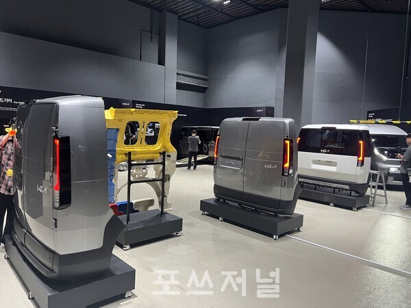 2025년 7월 22일 경기도 광명시 아이벡스 스튜디오에서 개최된 '더 기아 PV5 테크 데이'에 PV5 개발 과정과 기술이 전시돼 있다./사진=김지훈 기자