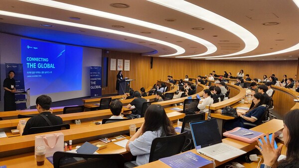 CJ대한통운 서진경 CBE(Cross Border Ecommerce) 영업팀장이 CJ인재원에서 국내 뷰티, 건강기능식품 셀러들을 대상으로 일본 이커머스 시장 진출 시 필요한 물류 서비스와 통합물류관리시스템을 소개하고 있다. / 사진=CJ대한통운