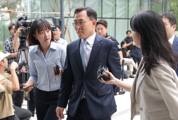 정근수 전 신한은행 부행장(현 신한투자증권 CIB총괄사장)이 2025년 7월 23일 서울 종로구 KT광화문빌딩웨스트 민중기 특별검사 사무실로 출석히고 있다. 신한은행은 윤석열 전 대통령 부인 김건희씨의 '집사 게이트'에 연루된 의혹을 받는다. /사진=연합