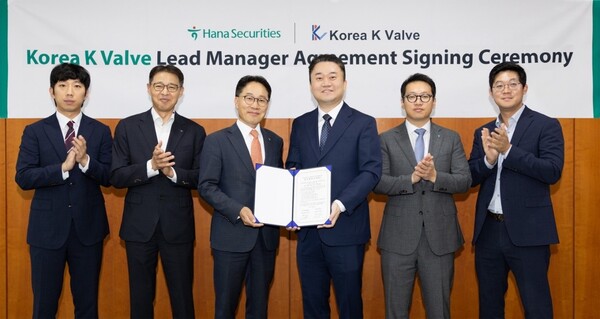 정영균 하나증권 IB그룹 부사장(그룹장)(왼쪽 세번째), 안성민 한국케이밸브 대표이사(왼쪽 네번째), 이율환 수성에셋인베스트먼트 이사(오른쪽 첫번째)와 하나증권 임직원들이 대표주관 계약을 체결하고 기념촬영하고 있다. 2025.7.23. /사진=하나증권