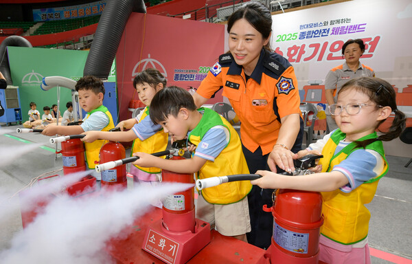 2025년 6월 열린 ’종합안전 체험랜드’에 참여한 어린이들이 소화기 사용법 교육을 받고 있다./사진=현대모비스 