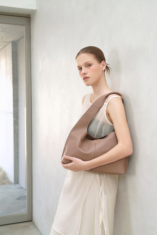 아떼 바네사브루노 액세서리 마롱 소프트백 화보 /LF