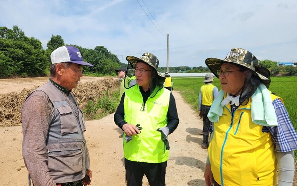 박서홍 농협경제지주 농업경제대표이사(가운데)가 2025년7월 23일 충남 서산시 음암면 소재 농가에서 이종목 충서원예농협 조합장(오른쪽)과 함께 집중호우 피해 농업인의 고충을 듣고 있다./사진=농협경제지주