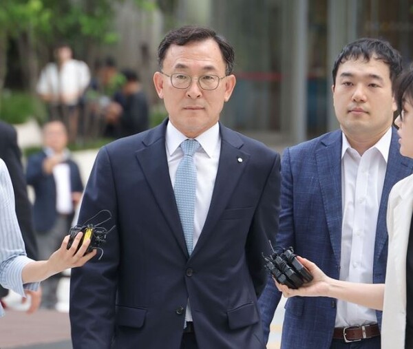 김건희씨의 '집사게이트'에 연루된 의혹을 받는 신한은행의 정근수 전 부행장이 2025년 7월 23일 서울 종로구 KT광화문빌딩에 마련된 민중기 특별검사팀 사무실에 출석하고 있다. /연합