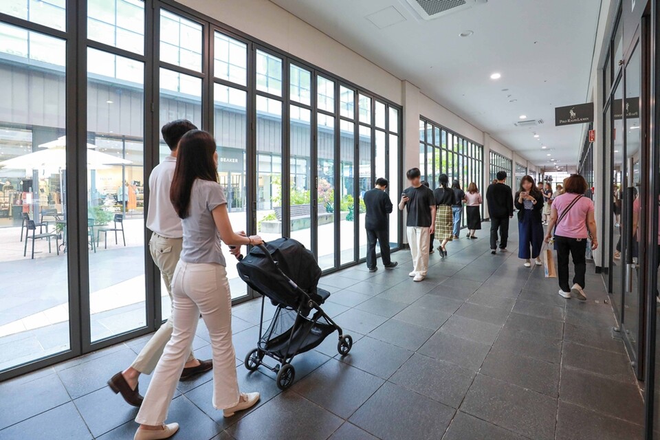 현대프리미엄아울렛 송도점을 방문한 고객들이 접이식 문인 폴딩도어와 냉방시설이 완비된 쾌적한 실내에서 쇼핑을 즐기고 있다. 2025.7.24./사진=현대백화점그룹