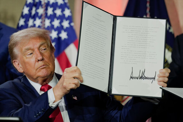 미국 도널드 트럼프 대통령이 2025년 7월 23일(현지시간) 워싱턴 D.C.에서 열린 'AI(인공지능) 경쟁 승리'(Winning the AI Race) 서밋 행사에서 행정명령에 서명한 뒤, AI 관련 행정명령 문서를 보여주고 있다. /사진=로이터연합