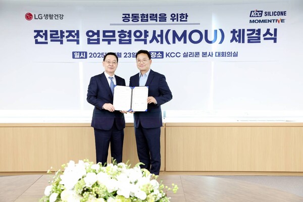 강내규 LG생활건강 CTO(최고기술책임자, 사진 오른쪽)와 KCC실리콘 송영근 대표이사가 2025년 7월 23일 서울 서초구 KCC본사에서 '고효율 선케어용 실리콘 고분자 소재 개발을 위한 연구 협력 양해각서(MOU)'를 맺고 기념촬영을 하고 있다. /LG생활건강