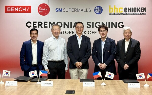 2025년7월22일 필리핀 마닐라에서 진행된 bhc 마스터프렌차이즈 계약 체결식에서 (왼쪽부터) 브라이언 림(Bryan Lim) 수옌 코퍼레이션 부사장, 한스 시(Hans Sy) SM 프라임 홀딩스 회장, 송호섭 다이닝브랜즈그룹 대표, 스티븐 탄(Steven Tan) SM 슈퍼몰스 사장, 버질리오 림(Virgilio Lim) 수옌 코퍼레이션 대표가 기념촬영을 하고 있다./사진=다이닝브랜즈그룹