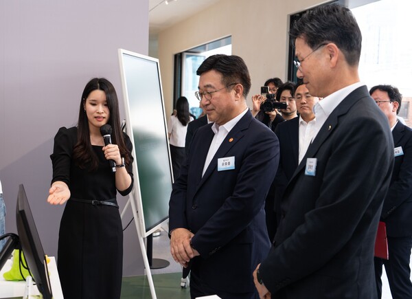 2025년 7월 23일 서울 성동구 앤더슨씨에서 개최된 모바일신분증 민간개방 오픈 행사에서 윤호중 행정안전부장관(가운데), 강태영 농협은행장(우측)이 농협은행 부스에서 모바일신분증 혁신 서비스를 시연하고 있다./사진=농협은행