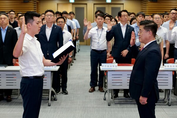 김성훈 농협은행 여신심사부문 부행장(오른쪽)을 비롯한 임직원 160여 명은 2025년 7월 23일 서울 중구 소재 본사에서 '2025년 하반기 윤리경영 실천 결의대회'를 실시했다./사진=농협은행