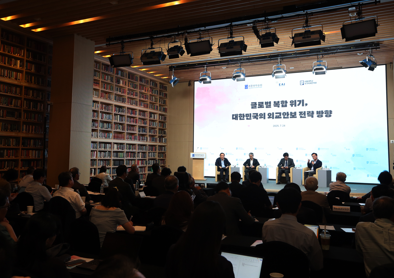 2025년 7월 24일 한국고등교육재단 빌딩에서  최종현학술원, 동아시아연구원, 서울대 국가미래전략원 공동 주최로 열린 ‘글로벌 복합 위기, 대한민국의 외교안보 전략 방향’ 포럼 1세션에서 (왼쪽부터) 하영선 동아시아연구원 이사장, 김정섭 세종연구소 수석연구위원, 전재성 서울대학교 교수, 홍용표 한양대 교수(전 통일부 장관)가 패널로 참여해 토론하고 있다. 2025.7.25./사진=최종현학술원 