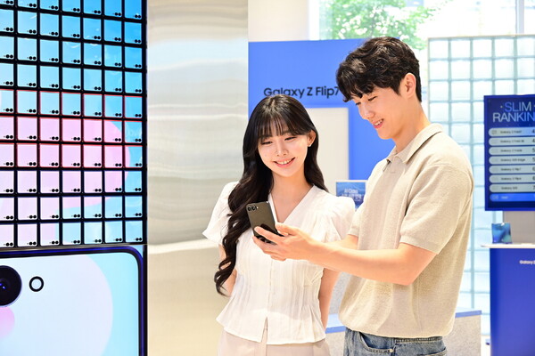 삼성스토어 홍대 '갤럭시 스튜디오'에서 '갤럭시 Z 플립7'의 넓어진 커버 디스플레이를 형상화한 아트 월 앞에서 '갤럭시 Z 플립7'을 사용해보는 모습. 2025.7.25. /사진=삼성전자