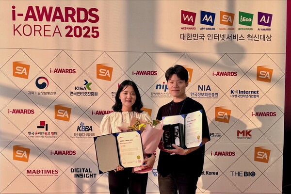 LG유플러스 직원이 24일 시상식에서 기념촬영을 하고 있다./사진=LG유플러스