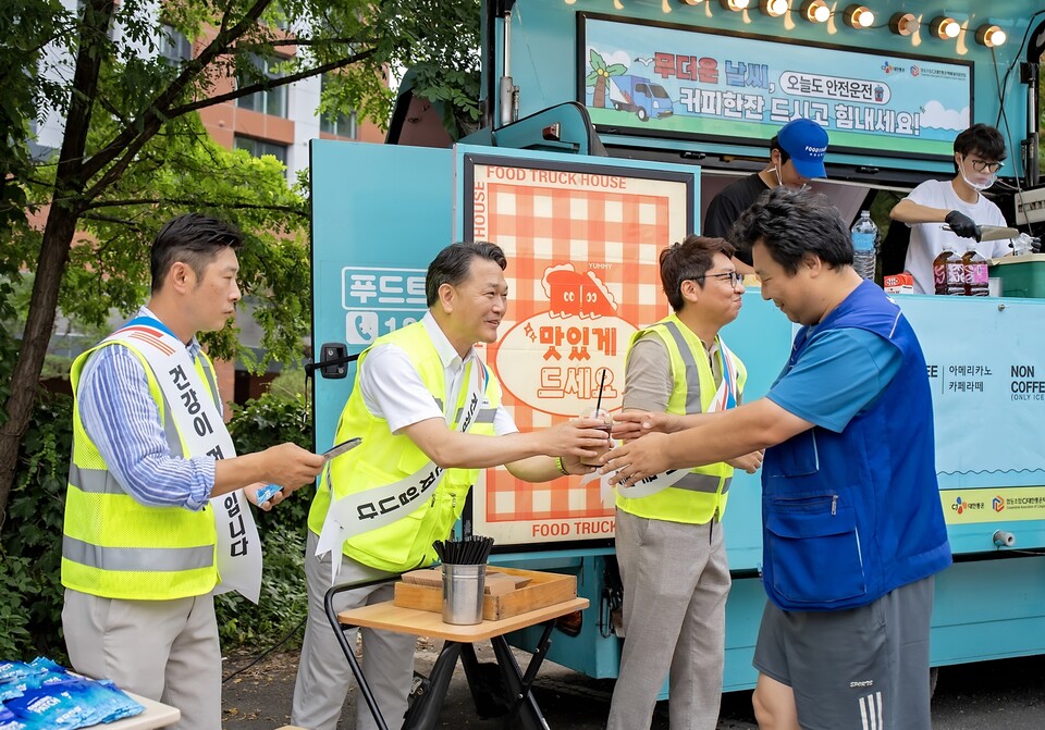 2025년 7월 24일 경기도 수원시 소재 CJ대한통운 서브터미널에서 윤재승 CJ대한통운 O-NE 본부장(왼쪽에서 두 번째)이 택배기사에게 커피와 쿨링패치 등 여름나기 용품을 전달하고 있다.2025.7.25./사진=CJ대한통운 제공)