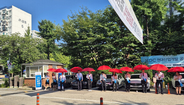 2025년 7월 19일 HDC현대산업개발이 방배신삼호 재건축 수주를 위한 진심 어린 행보의 일환으로 조합원 대상 도열 인사를 진행하고 있다. /HDC현대산업개발