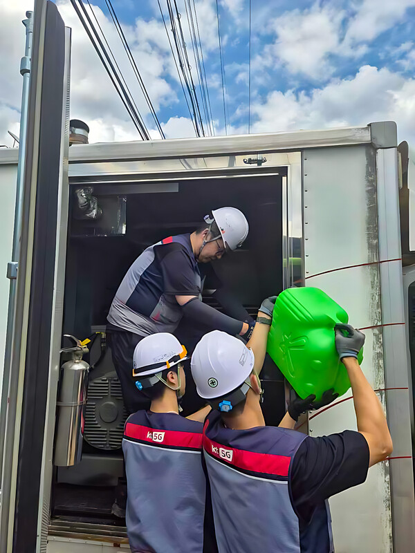 2025년 7월 23일 KT 직원들이 가평 수해 지역에 이동형 발전차를 지원하고 있다./사진=KT