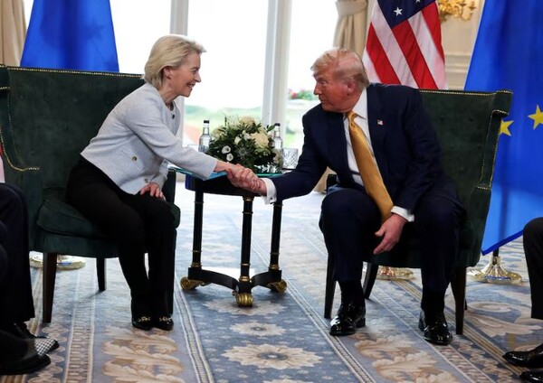 도널드 트럼프 미국 대통령과 우르줄라 폰 데어 라이엔 유럽연합 집행위원장이 2025년 7월 27일(현지시간) 영국 스코틀랜드 턴베리에서 관세 협상에 합의 한뒤 악수하고 있다./로이터연합