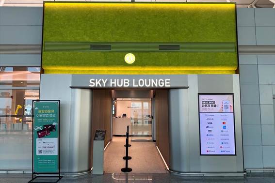2025년8월1일 정식오픈을 앞두고 있는 인천국제공항 스카이허브라운지 입구./사진=풀무원푸드앤컬처