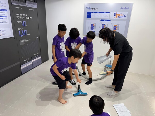 한국토지주택공사(LH) 층간소음 시험시설인 데시벨35랩에서 아이들이 생활속 소음(청소기) 측정 체험을 진행하고 있다. /2025.7.28 한국토지주택공사