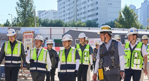 2025년 7월 25일 충청북도 청주시 가경 아이파크 6단지에서 정경구 HDC현대산업개발 대표이사(앞줄 왼쪽 2번째), 조태제 HDC현대산업개발 CSO(3번째)가 점검을 진행하고 있다. /HDC현대산업개발