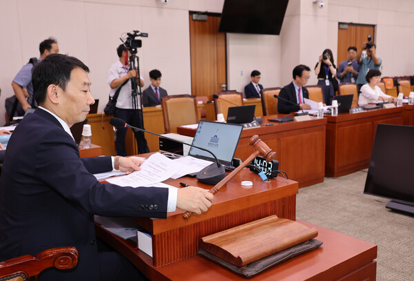 2025년 7월28일 서울 여의도 국회에서 열린 법제사법위원회 밥안심사제1소위원회에서 김용민 소위원장이 의사봉을 두드리고 있다. /연합