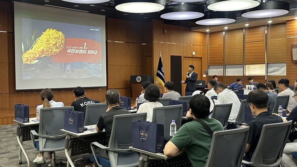 2025년 7월 29일 경기도 이천에 위치한 치킨대학에서 BBQ 관계자들이 군간부 제대 예정 군인 및 가족 30여 명을 초청해 창업설명회 및 실습형 치킨캠프를 진행하고 있다. /BBQ