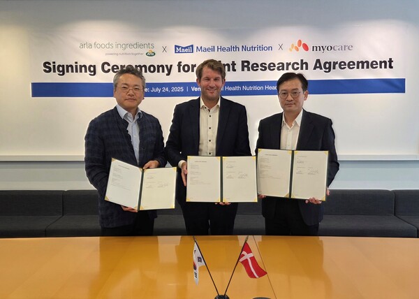 2025년 7월 24일 서울 종로구 매일헬스뉴트리션 본사에서 진행된 공동연구 체결식에서 (왼쪽부터) 박석준 매일헬스뉴트리션 대표, 알라푸드인그리디언츠 (AFI) 알렉산더 로이프겐 아시아-태평양 지역 총괄 책임자, 김일영 마이오케어 대표가 기념사진을 촬영하고 있다. /매일유업