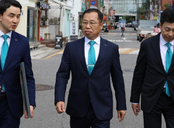 정희민 포스코이앤씨 대표이사 사장(가운데)이 2025년 6월10일 용산 정비창 전면1구역에서 현장을 둘러보고 있다. 정 사장은 올초 취임하면서 경영전략 중 첫번째로 '안전 및 품질 최우선 문화 정착'을 제시했지만 실효적 성과는 전혀 없는 상태다./포스코이앤씨