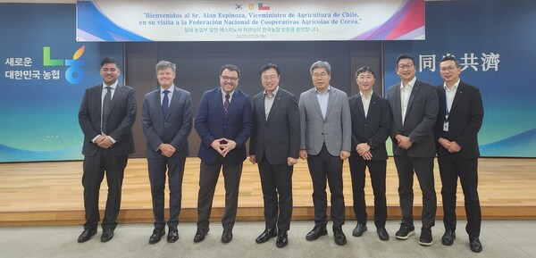 농협중앙회는 2025년 7월 29일 서울시 중구 농협중앙회 본관에서 미래혁신실 이종욱 상무가 칠레 농업부 차관 알란 에스피노사를 접견하고 한국·칠레 농업 현안 공유 및 협력 기회에 대해 논의했다고 밝혔다.  (왼쪽에서 세번째)  칠레 농업부 차관 알란 에스피노사 (왼쪽에서 네번째) 이종욱 미래혁신실 상무 등 관계자들이 기념 촬영을 하고 있다./농협