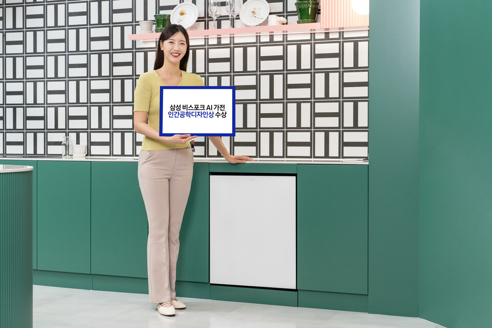 모델이 2025년 인간공학디자인상 '베스트 오브 베스트'로 선정된 삼성전자 '비스포크 AI 식기세척기' 앞에 서있다. 2025.7.30./사진=삼성전자