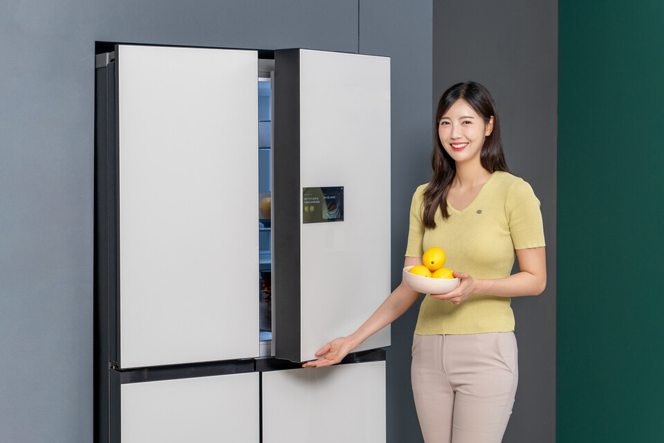 모델이 2025년 인간공학디자인상 '특별상'을 수상한 삼성전자 '비스포크 AI 하이브리드' 냉장고의 문을 열어보고 있다. 2025.7.30./사진=삼성전자