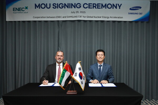 2025년 7월 29일 서울 송파구 소피텔 앰배서더 호텔에서 모하메드 알 하마디 UAE원자력공사 최고경영자(왼쪽), 오세철 삼성물산 대표이사 사장이 글로벌 원자력 발전 관련 개발과 투자를 추진하기 위한 업무협약(MOU)을 체결한 뒤 기념사진을 촬영하고 있다. /삼성물산 건설부문