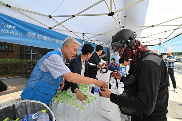 쿠팡이츠서비스가 2025년 7월 29일 경기도 성남에서 여름철 온열질환 예방 캠페인을 열고 배달파트너에게 다양한 안전물품을 지원하고 있다. /쿠팡
