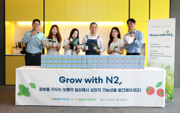NH투자증권이 ‘Grow with N2,’ 캠페인을 실시한다고 2025년 7월 30일 밝혔다. 윤병운 NH투자증권 사장이 임직원들에게 반려식물 키우기 키트(KIT)를 전달했다. /사진=NH투자증권