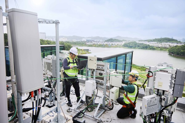 SKT와 SK오앤에스 엔지니어가 경기도 화성시에서 통신장비를 점검하는 모습./사진=SKT
