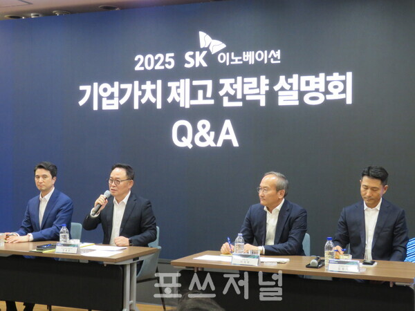 장용호 SK이노베이션 총괄사장이 2025년 7월 30일 서울 종로구 SK서린빌딩 3층 '수펙스 홀'(SUPEX Hall)에서 열린 '2025 SK이노베이션 기업가치 제고 전략 설명회' 후 기자 질문에 답변하고 있다. (왼쪽부터) 추형욱 SK이노베이션 대표이사 사장, 장용호 총괄사장, 이석희 SK온 사장, 김원기 SK엔무브 사장. /사진=강민혁 기자