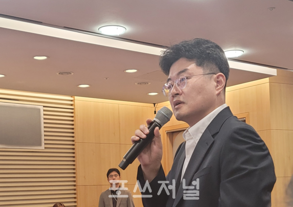 김기동 SK(주) 최고재무책임자(CFO)가 2025년 7월 30일 서울 종로구 SK서린빌딩 3층 수펙스 홀(SUPEX Hall)에서 열린 '2025 SK이노베이션 기업가치 제고 전략 설명회' 후 기자 질문에 답변하고 있다. /사진=강민혁 기자