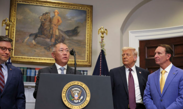 정의선 현대차그룹 회장이 2025년 3월 24일(현지 시간) 백악관 루스벨트룸에서 도널드 트럼프 미국 대통령이 지켜보는 가운데, 대미 신규 투자 계획을 발표하고 있다./ap연합