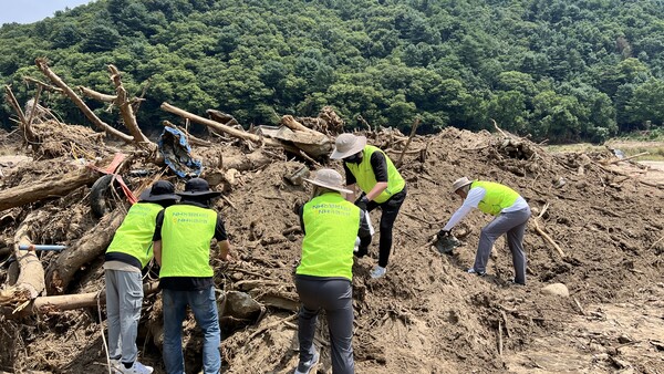 2025년 7월 30일 경기도 가평군에서 농협은행 소비자보호부문 임직원들이 수해복구 작업에 힘을 쏟고 있다./사진=농협은행