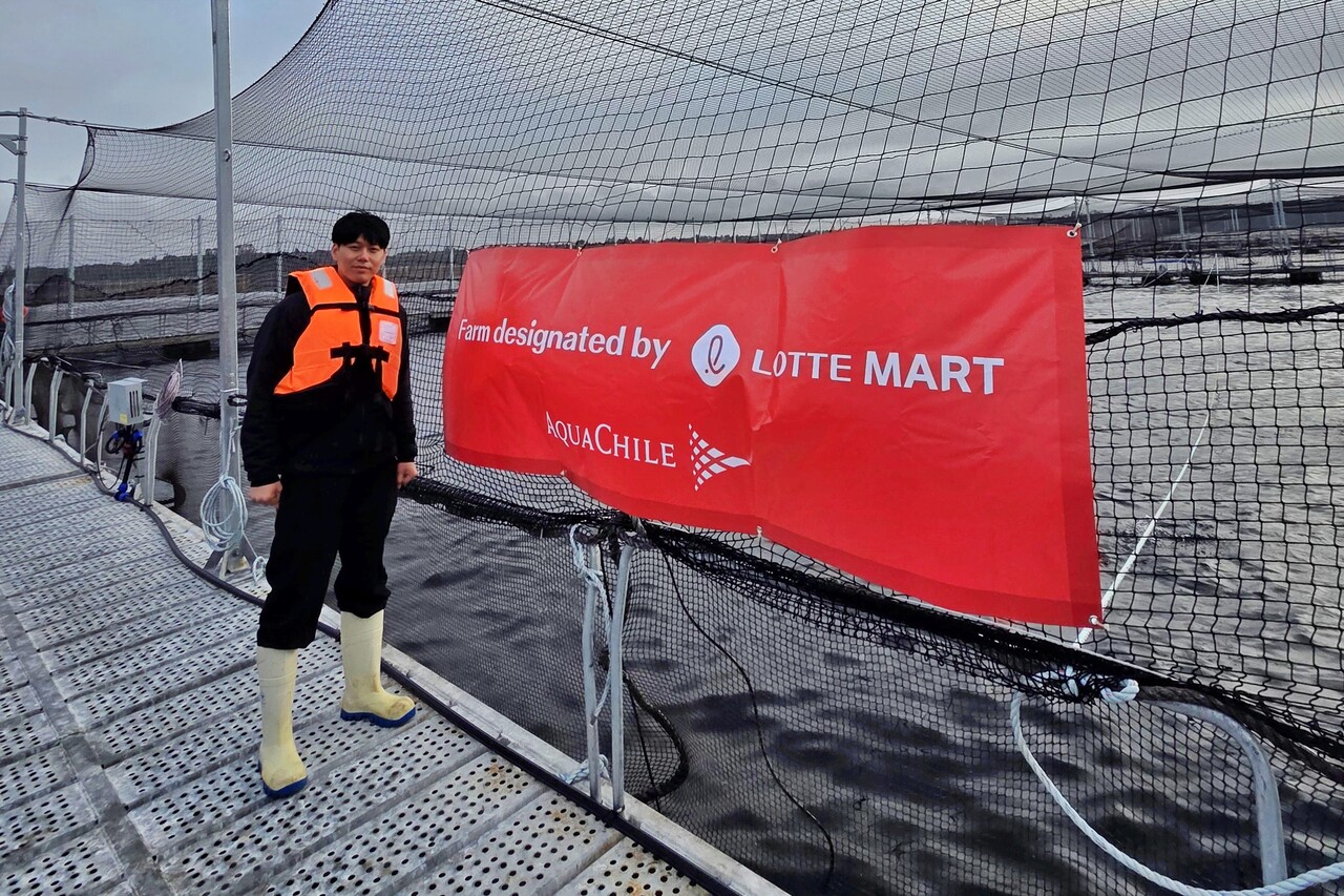 롯데마트 관계자가 칠레 남부 로스라고스주 푸에르토몬트에 위치한 현지 연어 양식장을 방문하고 기념 사진을 촬영하고 있다. 2025.7.31./사진=롯데쇼핑