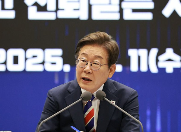 이재명 대통령이 11일 서울 영등포구 한국거래소에서 열린 주식시장 불공정거래 근절을 위한 현장 간담회에서 참석자 질문에 답하고 있다. 2025.6.11 [대통령실통신사진기자단]