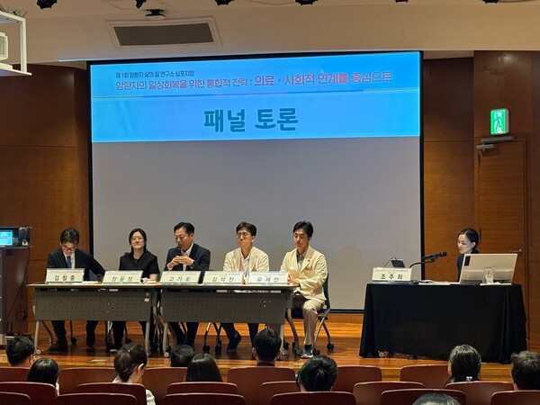 삼성화재는 삼성서울병원과 2025년 7월 30일 삼성서울병원 암병원에서 '제 1회 암환자 삶의질 연구소 심포지엄'을 개최했다. (왼쪽부터)김철중 조선일보 의학전문기자, 장윤정 국립암센터 중앙암생존자통합지지센터장, 고기호 삼성화재 장기보험부문장, 김석진 암환자 삶의질 연구소 부소장, 유재민 암환자 삶의질 연구소 교수가 패널 토론에 참여하고 있다./사진=삼성화재