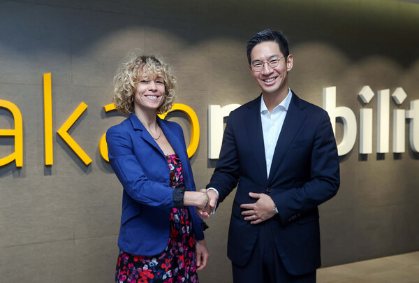 2025년 7월 25일 경기 성남시 카카오모빌리티 사옥에서 벨기에 교통부 소속 타냐 브라인세일스 전략모빌리티 국장(왼쪽)과 장성욱 카카오모빌리티 미래이동연구소장이 기념 촬영을 하고 있다./사진=카카오모빌리티