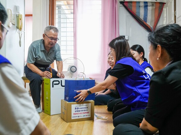 2025년 7월 30일 효성 임직원이 국가유공자 어르신의 건강을 기원하며 삼계탕과 삼계죽 세트를 전달하고 있다./사진=효성