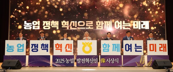 2025년 7월 31일 서울 중구 농협중앙회 본관에서 열린'농업발전혁신인像'감사패 수여식에서 강호동 농협중앙회장과 수상자들이 기념촬영을 하고 있다. 왼쪽부터 이만희 의원(국민의힘, 영천·청도),  서삼석 의원(더불어민주당, 영암·무안·신안), 김태흠 충남도지사, 강호동 농협중앙회장, 김영록 전남도지사, 어기구 의원(더불어민주당, 충남 당진), 이양수 의원(국민의힘, 속초·인제·고성·양양)./농협